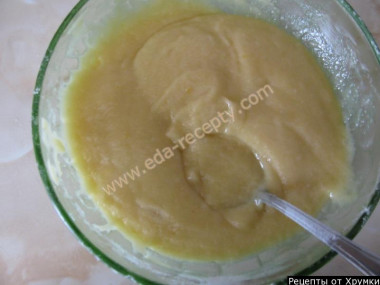 Рецепт - Домашние венские вафли с ванилью - Шаг 8 -  Всыпать просеянной муки. Добавить гашеной соды. Еще раз хорошо перемешать. Выпекать в специальной форме.
