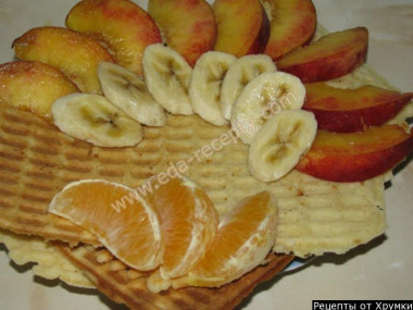 Рецепт - Домашние венские вафли с ванилью - Шаг 9 -  Подавать с фруктами или сладким соусом)