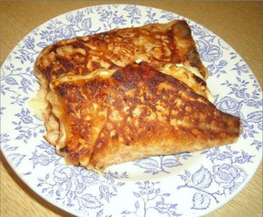 Хачапури из лаваша на сковороде с сыром, кефиром и яйцом