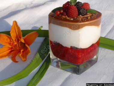 Малиново-сметанный десерт с шоколадом