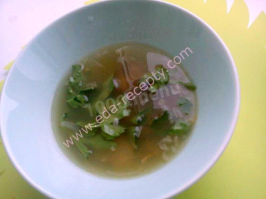 Мясной суп с айвой