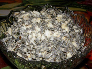 Простой салат из консервированной морской капусты