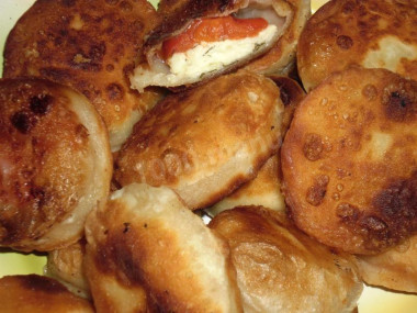 пирожки жареные с творогом и томатами без дрожжей