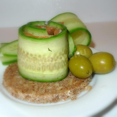 Рулетики из огурцов и семги с майонезом и укропом