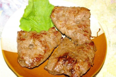 Жареная телячья печень с луком на сковороде