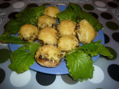 Фаршированные шампиньоны с луком и сыром