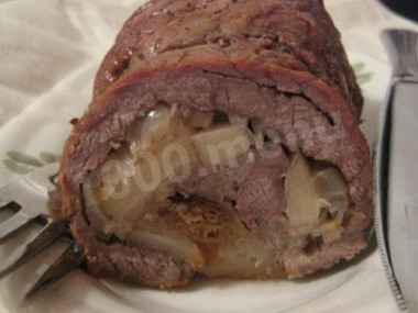 Мясной рулет с луком в духовке