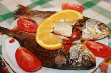 Караси в сметане с черри и розмарином