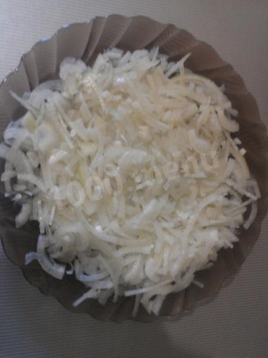 Рецепт - Мужской каприз торт салат - Шаг 7 -  На плоское блюдо уложить слоями, слегка приминая каждый ряд1-й слой:    - лук (уксус слить)