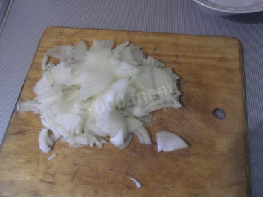 Рецепт - Мужской каприз торт салат - Шаг 2 -  Лук порезать тоненькими червертькольцами.