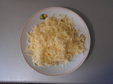 Рецепт - Мужской каприз торт салат - Шаг 5 -  сыр натереть на крупной терке