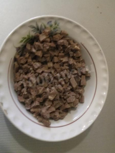 Рецепт - Мужской каприз торт салат - Шаг 4 -  Отварную говядину (язык) мелко порезать