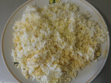 Рецепт - Мужской каприз торт салат - Шаг 6 -  яйца натереть на терке