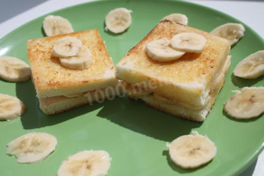Сладкие сэндвичи с бананом, сгущенкой и корицей