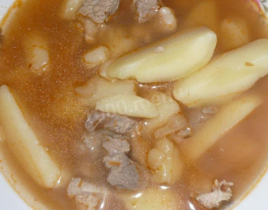 Картофельный соус со свининой, морковью и майораном