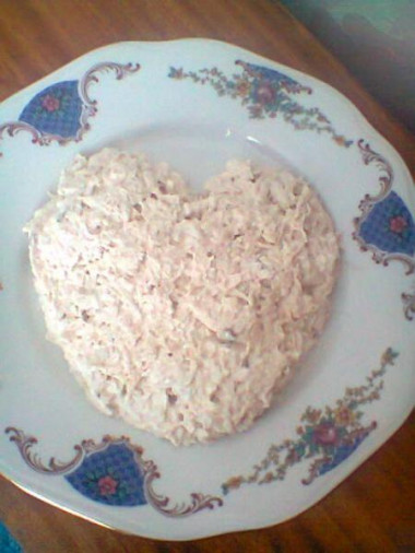 Рецепт - Салат в виде сердца - Шаг 1 - Филе отварить, остудить, мелко нарезать. Яйца, сыр натереть на средней терке. Выложить салат слоями. придав ему форму сердца.1-ый слой: курица с майонезом