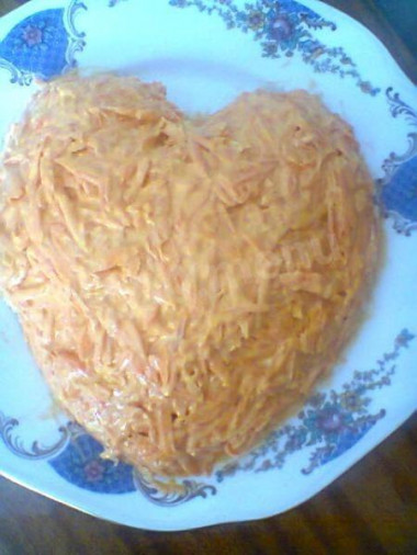 Рецепт - Салат в виде сердца - Шаг 4 -  4-ый слой: морковь с майонезомУкрасить оставшимися яйцами.