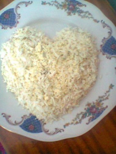 Рецепт - Салат в виде сердца - Шаг 2 -  2-ой слой: половина яиц