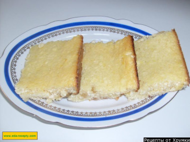 Творожная запеканка на муке и соде с изюмом и манкой