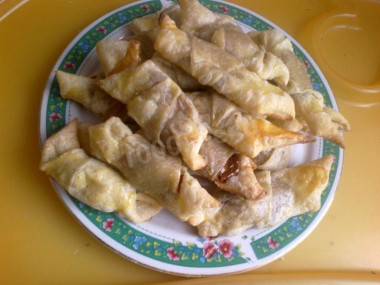 Рогалики из готового слоеного теста со сгущенкой