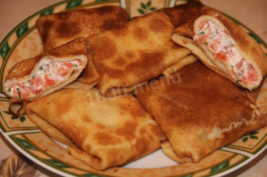 Блины на молоке с красной рыбой и сыром