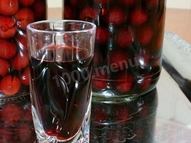 Домашняя вишневая наливка с косточками из вишни