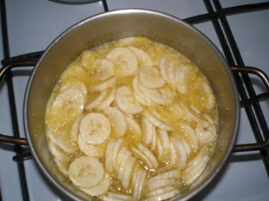 Рецепт - Джем из бананов, апельсинов и лимонов - Шаг 6 -  Начинаем варить бананы с соком и сахаром.