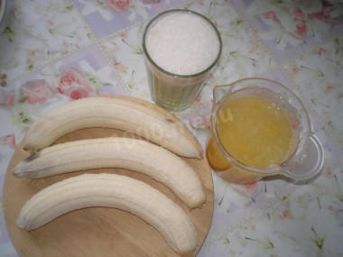 Рецепт - Джем из бананов, апельсинов и лимонов - Шаг 4 -  Подготовленный цитрусовый сок, бананы и сахар.