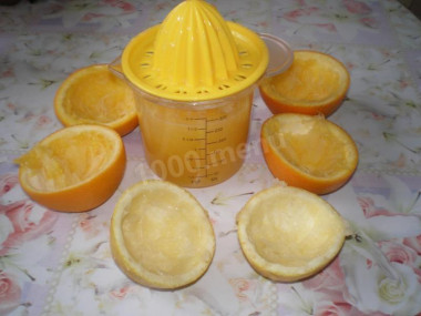 Рецепт - Джем из бананов, апельсинов и лимонов - Шаг 3 -  Получилось около 300 г сока.