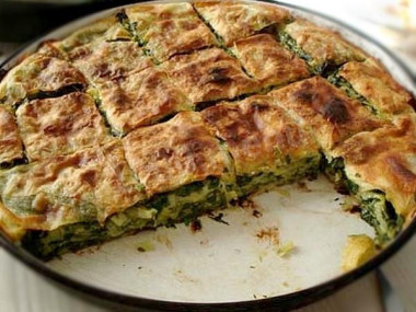 Пирог со щавелем сыром луком и сметаной