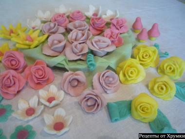 Мастика из маршмеллоу и цветы из нее.