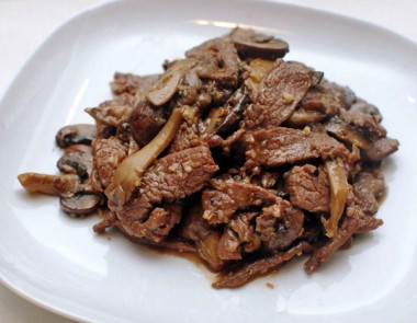 Говядина с грибами в мультиварке Источник: http://multivarka-receptik.ru/miyaso-v-multivarke/myaso-s-gribami-v-multivarke.html