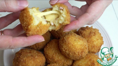 Картофельные шарики с ветчиной и сыром