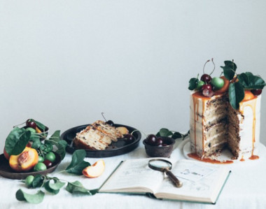 ТОРТ С КУСОЧКАМИ ШОКОЛАДА И КАРАМЕЛЬЮ.