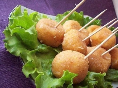 Сырные шарики жареные с чесноком