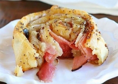 слоеное тесто + ветчина + сыр.