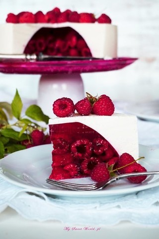 Торт "Малиновый сюрприз"