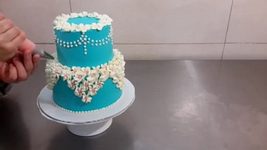 Украшение торта масляным кремом.