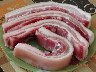 Сало варенное в луковой шелухе