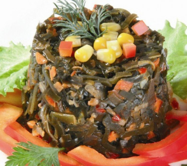 Салат из морской капусты с кукурузой
