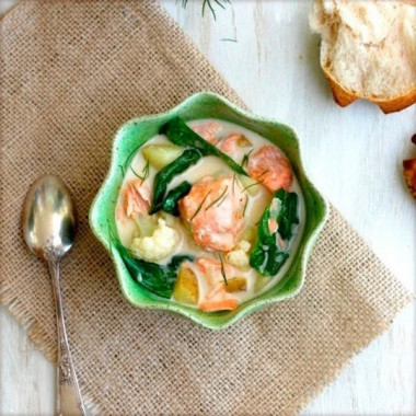 Суп с лососем, цветной капустой и шпинатом