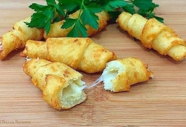 КАРТОФЕЛЬНЫЕ РОГАЛИКИ С СЫРОМ