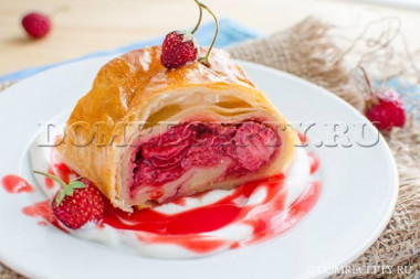 Штрудель с клубникой из слоеного теста.