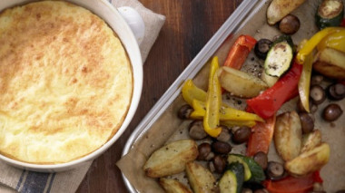 Käsesoufflé mit buntem Gemüse