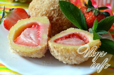 Ленивые вареники с клубникой и творогом