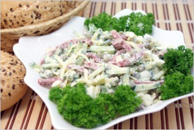 Салат с колбасой и яйцами