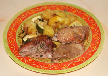 ГОЛЕНЬ ИНДЕЙКИ ЗАПЕЧЕНАЯ С ОВОЩАМИ