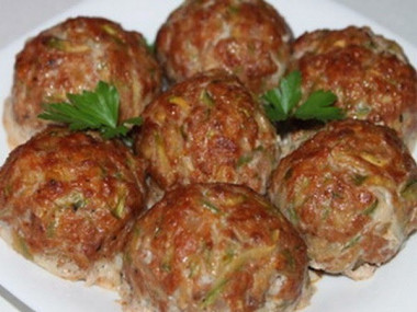 Греческие тефтели с кабачками «Кефтедес»