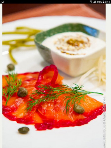 Гравлакс из лосося в свекле