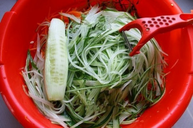 Огурцы по-корейски с морковью